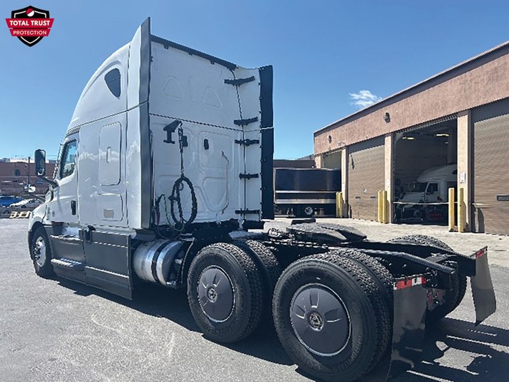 2023-freightliner-cascadia-126-image-2