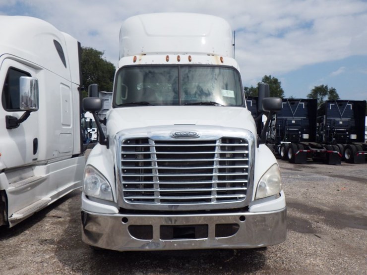 2015-freightliner-cascadia-125-image-2