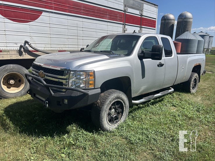 2013-chevrolet-silverado-2500hd-lt-image-1
