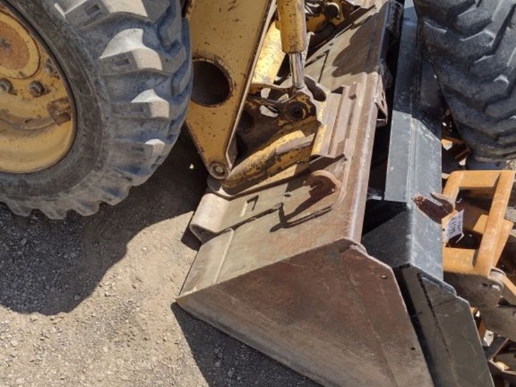 john-deere-240-image-15