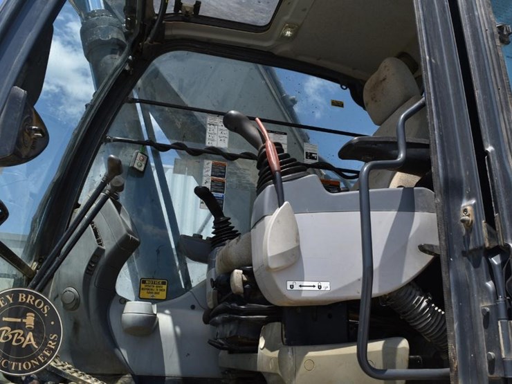 2016-deere-350g-lc-image-56