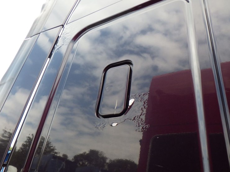 2011-freightliner-cascadia-125-image-8
