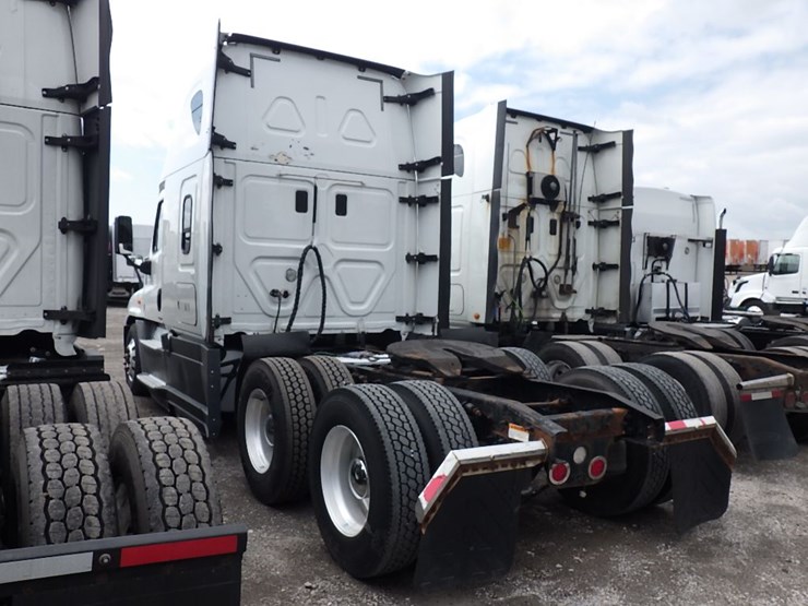 2016-freightliner-cascadia-125-evolution-image-15