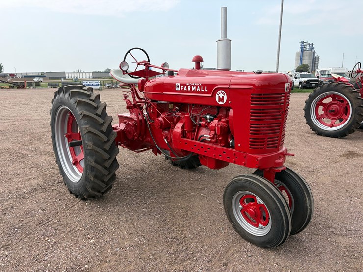 1952-farmall-super-m-tractor-image-3