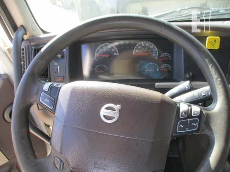 2015-volvo-10-image-16
