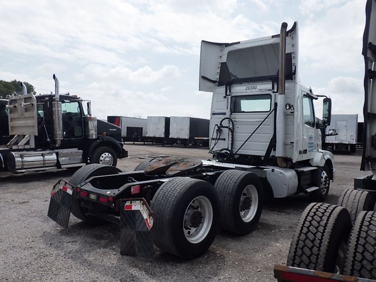 2016-volvo-vnl300-image-9