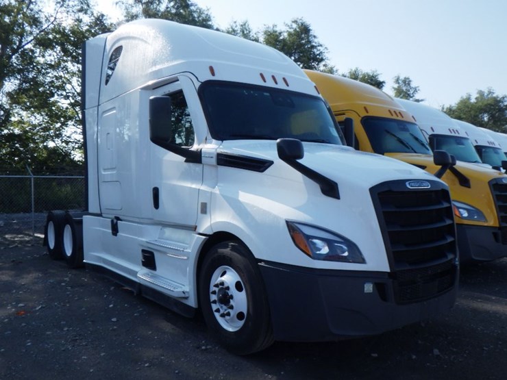 2022-freightliner-cascadia-126-image-3