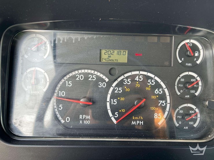 2010-freightliner-m2-106-image-14