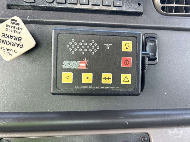 2010-freightliner-m2-106-image-18