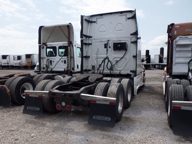 2015-freightliner-cascadia-125-evolution-image-13