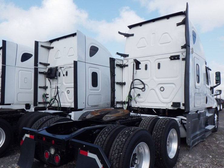 2021-freightliner-cascadia-126-image-14