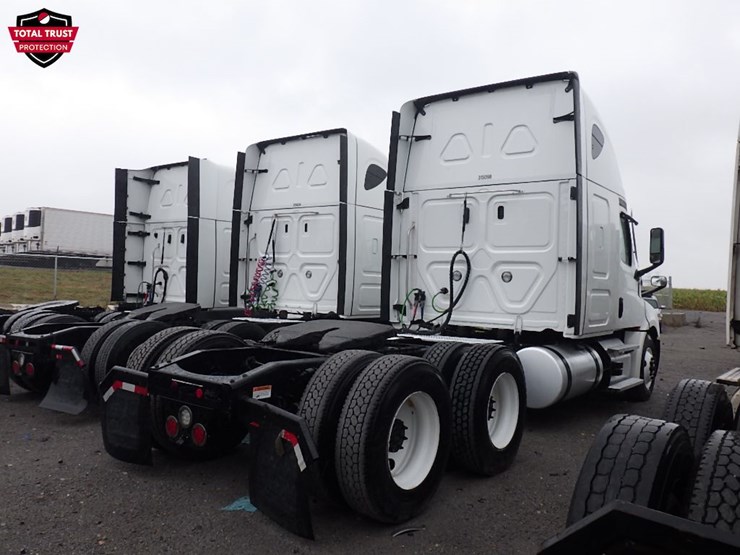 2023-freightliner-cascadia-126-image-10