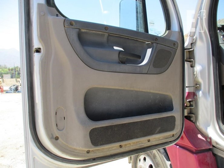 2014-freightliner-cascadia-125-image-16