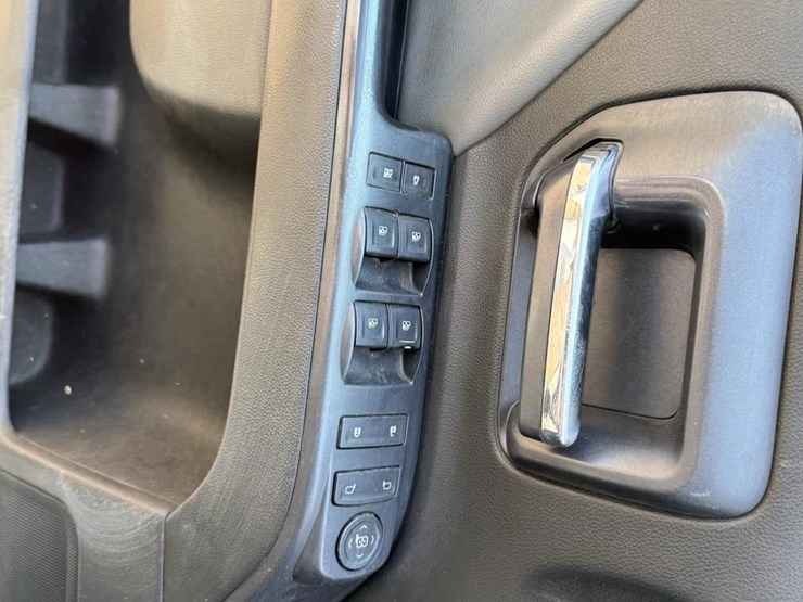 2015-chevrolet-3500hd-image-27