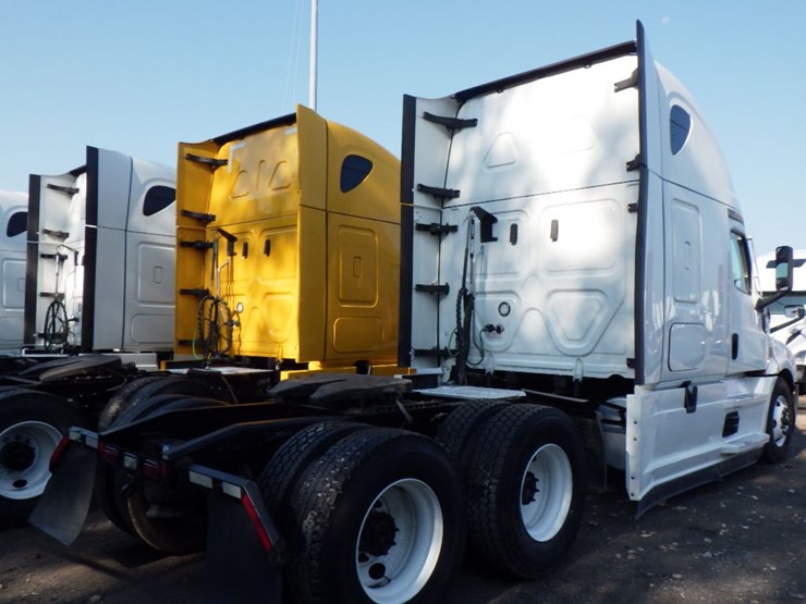 2022-freightliner-cascadia-126-image-11