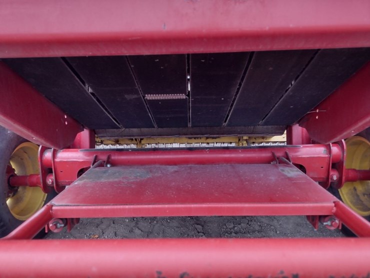 new-holland-br740-image-17