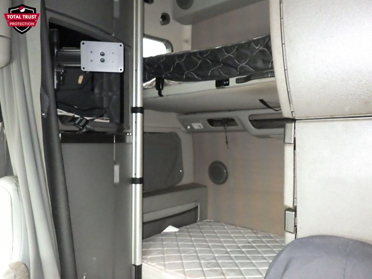 2023-volvo-vnl860-image-21