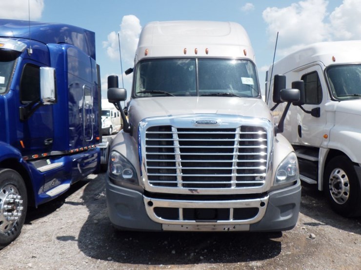 2017-freightliner-cascadia-125-image-2