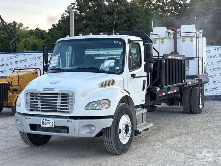 2010-freightliner-m2-106-image-1