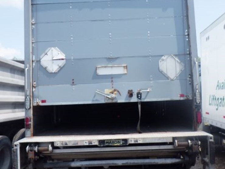 2016-freightliner-m2-106-image-11