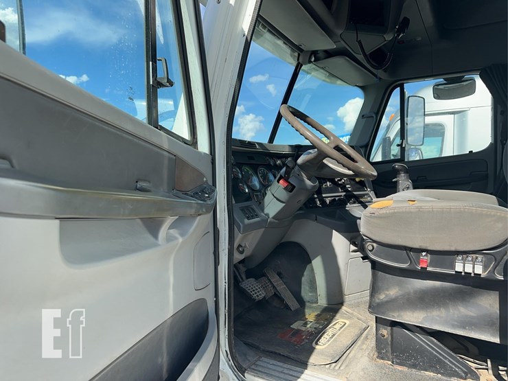 2004-freightliner-columbia-120-image-37