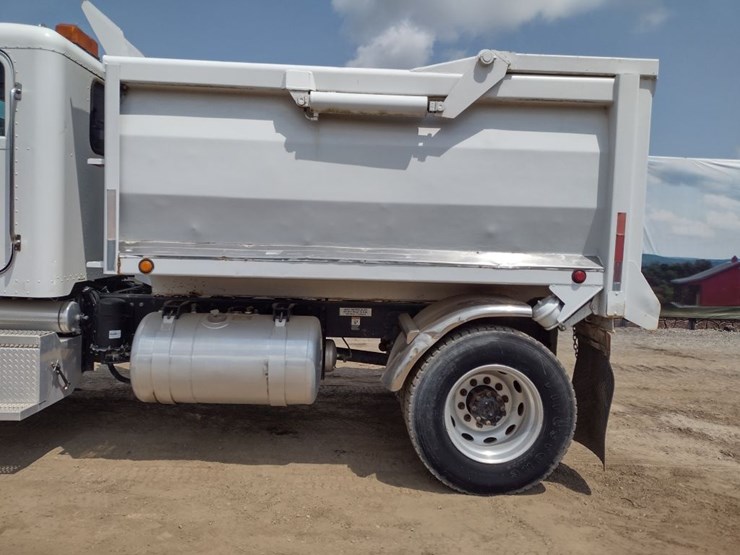 peterbilt-330-image-21