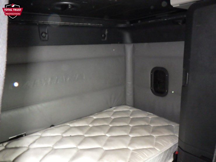 2022-freightliner-cascadia-126-image-5