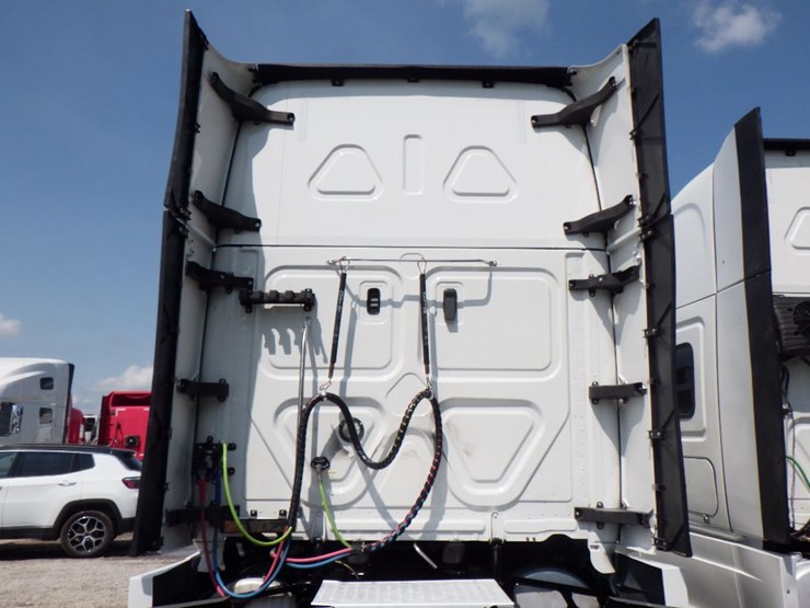 2021-freightliner-cascadia-126-image-12