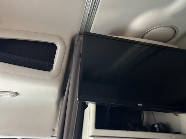 2015-volvo-vnm62t630-image-32