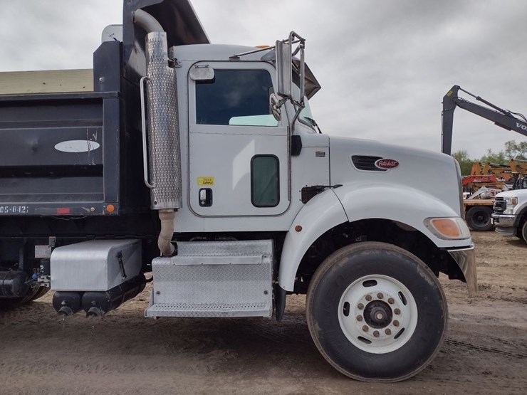 peterbilt-348-image-24