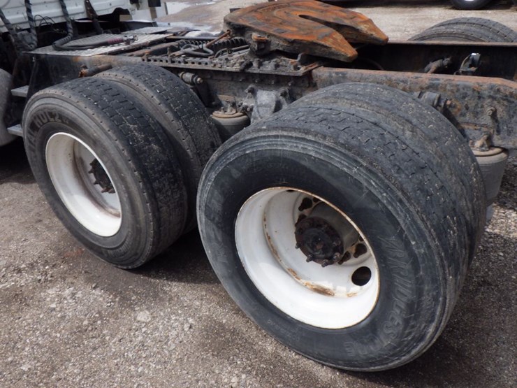 2013-freightliner-cascadia-125-image-15