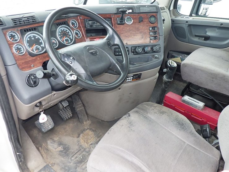 2017-freightliner-cascadia-125-image-21