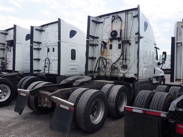 2016-freightliner-cascadia-125-image-13