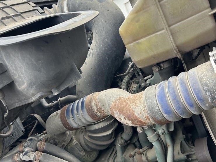 2015-volvo-vnm62t630-image-38