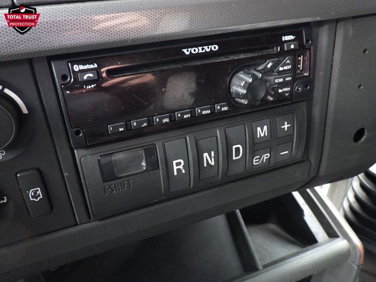 2019-volvo-vnl860-image-26