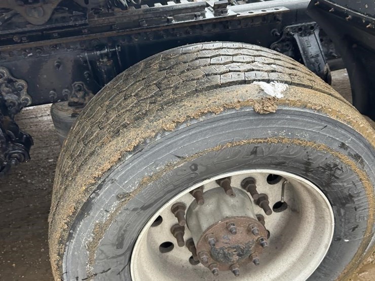 2015-volvo-vnm62t630-image-9