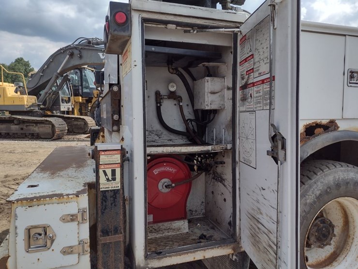 peterbilt-335-image-36