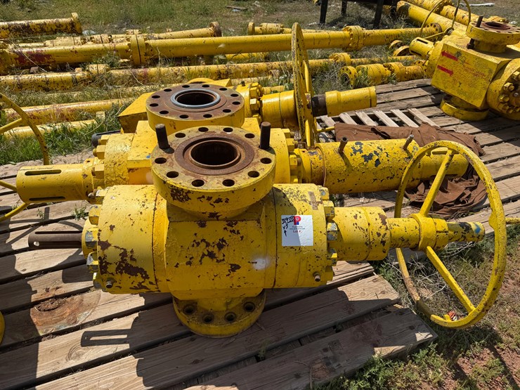 (1)-7-1/16”-10m-hydraulic-&-(2)-manual-frac-valves-image-1