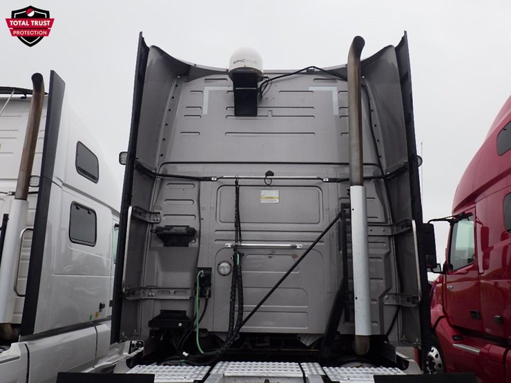2023-volvo-vnl860-image-13