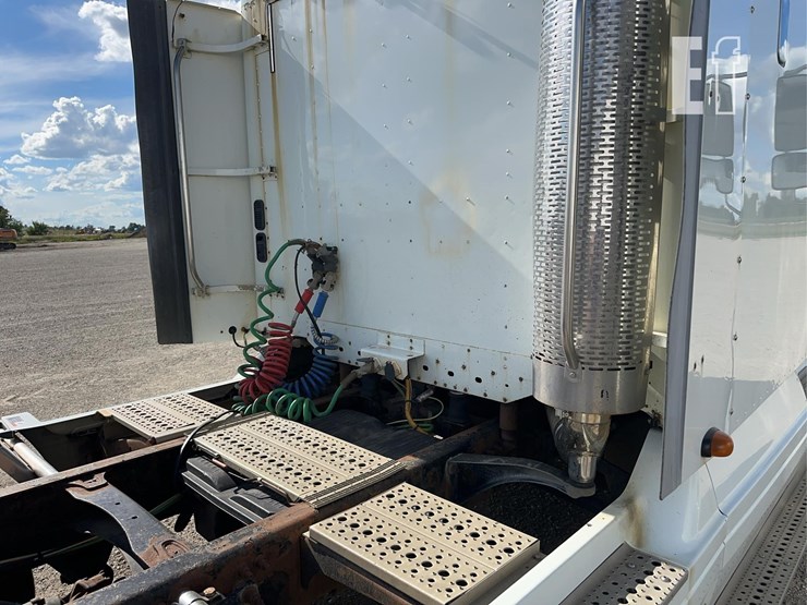 2004-freightliner-columbia-120-image-20