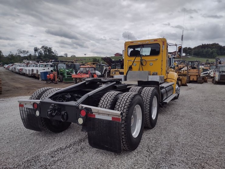 peterbilt-384-image-42