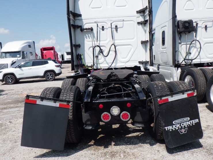 2021-freightliner-cascadia-126-image-10