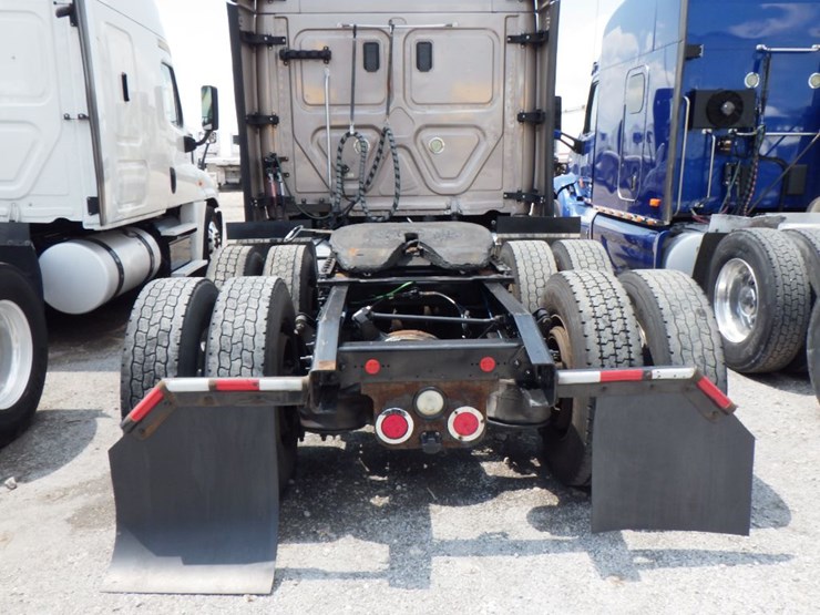 2017-freightliner-cascadia-125-image-13