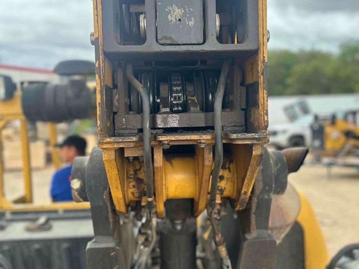 caterpillar-tl642-image-12