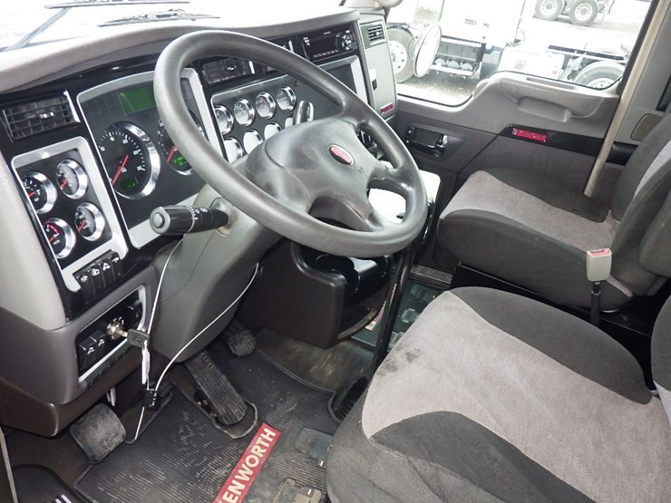 2016-kenworth-w900-image-17