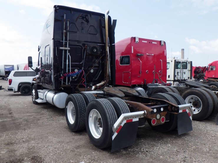 2011-freightliner-cascadia-125-image-20