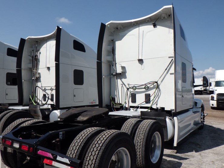 2022-peterbilt-579-image-10