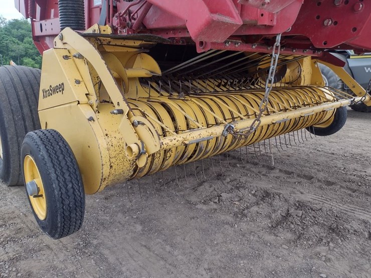 new-holland-br740-image-13