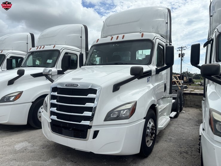 2020-freightliner-cascadia-126-image-1