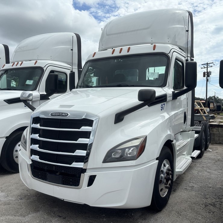 2020 FREIGHTLINER CASCADIA 126